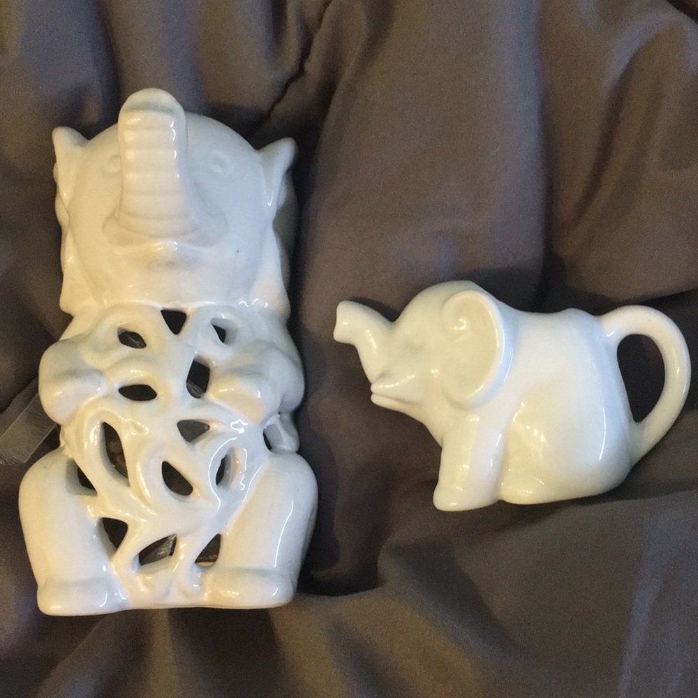 2 little cutie elephants